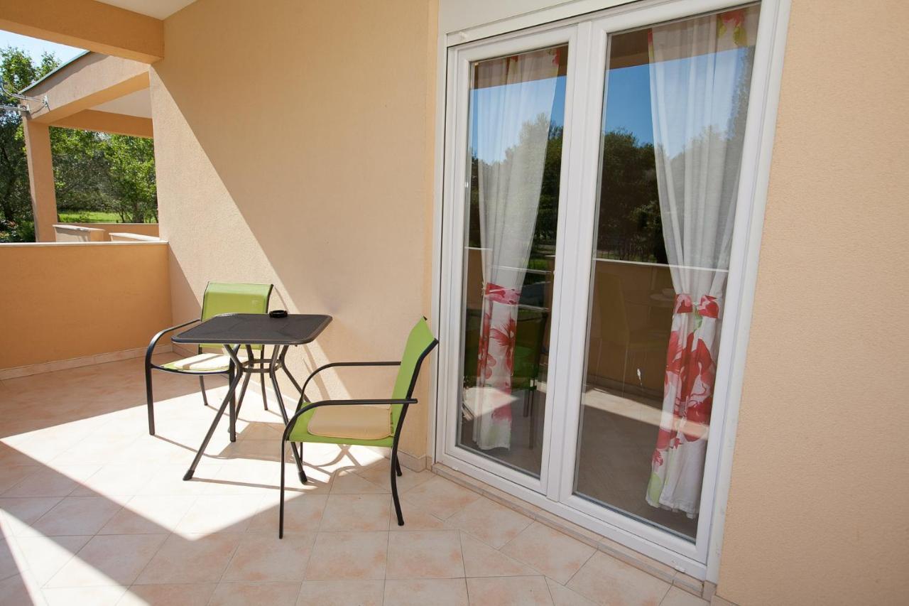 Apartmani Lea Starigrad Paklenica Exteriör bild
