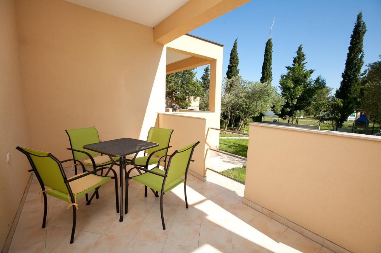 Apartmani Lea Starigrad Paklenica Exteriör bild