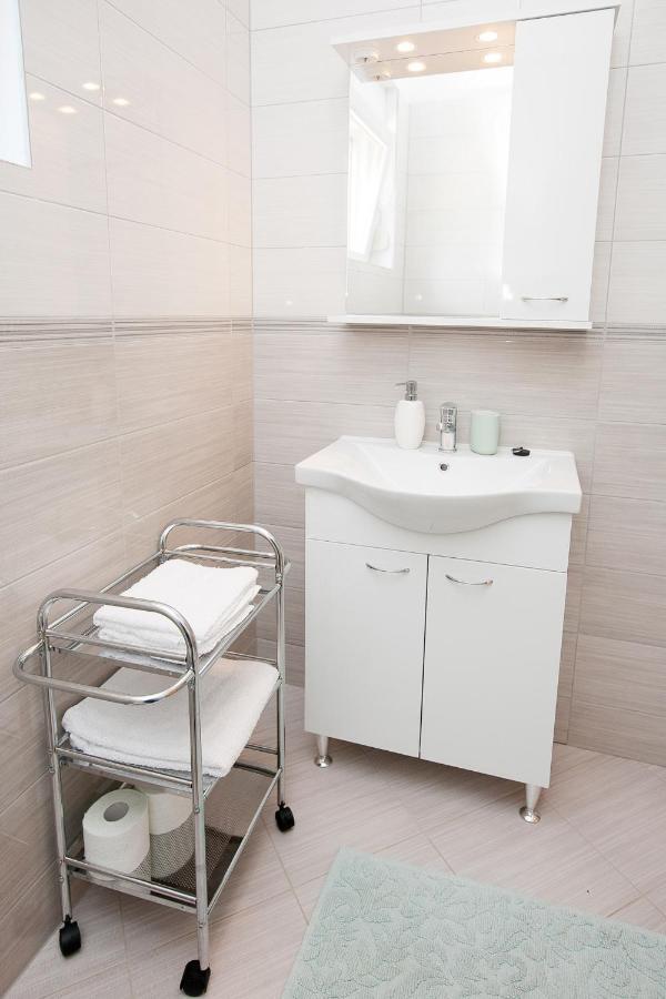 Apartmani Lea Starigrad Paklenica Exteriör bild